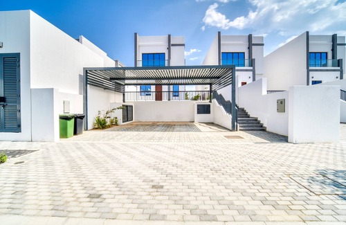 Sharm Villa | Lavish 4BR Villa w/2 Asst Rms, Al Dana Island, Fujairah by Deluxe Holiday Homes