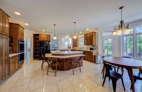 New Paltz House | Lavish and spacious mountain view home