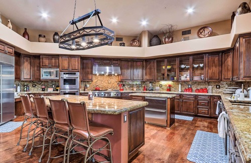 Cactus Acres House | Lavish Estate w/Sports Court & Home Theater!