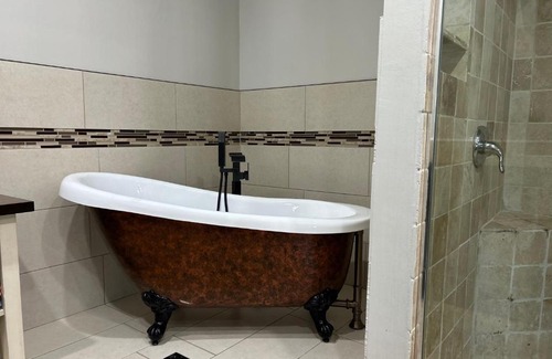 Grand Boulevard Apartment | Lavish Stay near lake & downtown #2