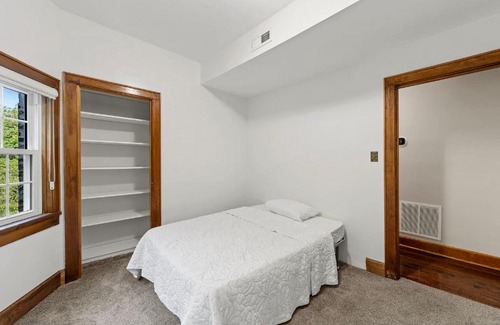 Grand Boulevard Apartment | Lavish Stay near lake & downtown #2