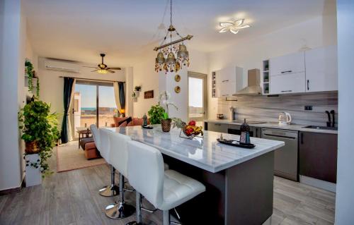 Dahar Apartment | Lavish suite 97m wifi sea view apt boutique resort