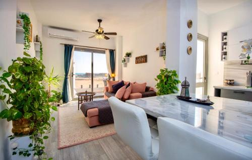Dahar Apartment | Lavish suite 97m wifi sea view apt boutique resort