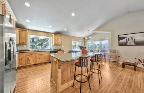 Tahoe Paradise Cabin | Lazy Bear Cabin- 3 ski areas nearby, Families, Pets-Fenced Yard, Foosball Fun