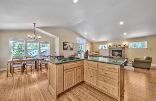 Tahoe Paradise Cabin | Lazy Bear Cabin- 3 ski areas nearby, Families, Pets-Fenced Yard, Foosball Fun