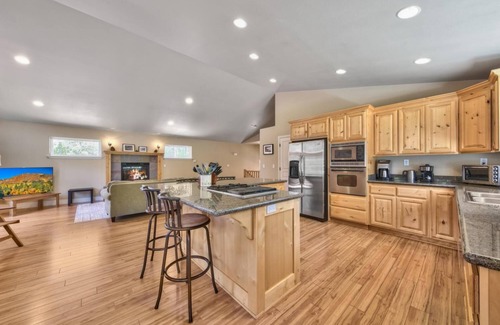 Tahoe Paradise Cabin | Lazy Bear Cabin- 3 ski areas nearby, Families, Pets-Fenced Yard, Foosball Fun