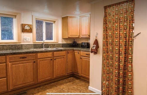 Camp Connell Cabin | LAZY BEAR CABIN! Sleeps 10-12, wheelchair accessible, great Highway 4 location.