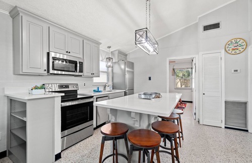 Bid-a-wee Beach Cottage | Lazy Dayz - Bid-A-Wee 2 bed2 bath , 1 block from PRIVATE BEACH