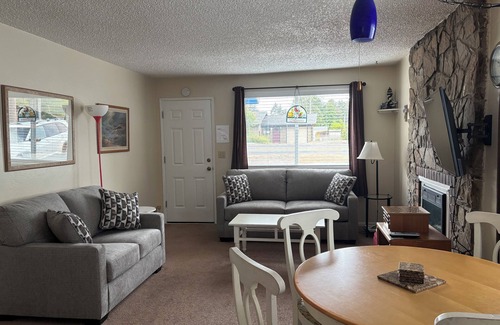 Seaview House | Lazy K Cabin-Pet Friendly and close to the beach