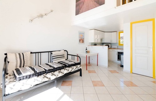 Gruissan House | LB39 Air-conditioned bungalow facing the Grazel Beach in a residence with swimming pool