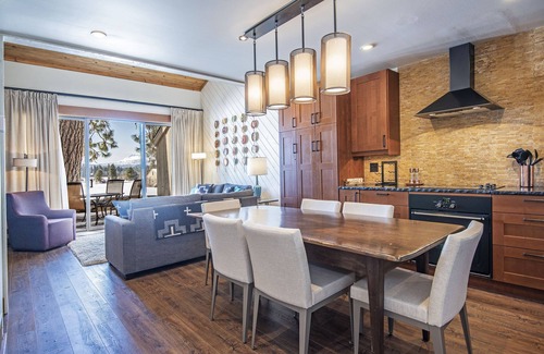 Black Butte Ranch Condo | LC025-26 | Modern split level 2-bed/bath condo w/kitchen and mountain views.