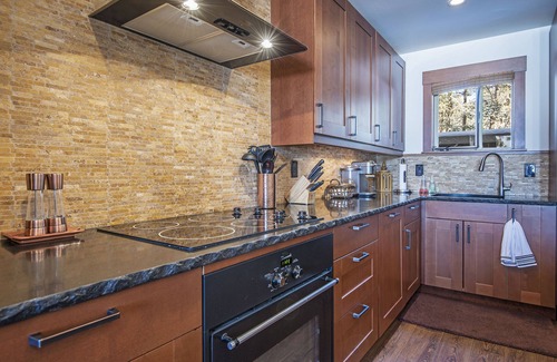 Black Butte Ranch Condo | LC025-26 | Modern split level 2-bed/bath condo w/kitchen and mountain views.