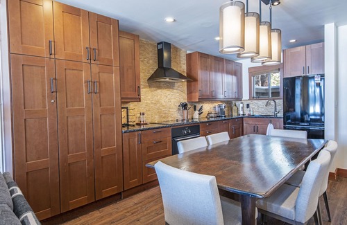 Black Butte Ranch Condo | LC025-26 | Modern split level 2-bed/bath condo w/kitchen and mountain views.