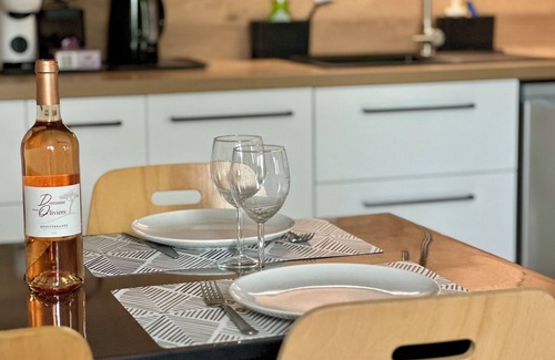 La Roque-d'Antheron Apartment | Le 29 Grimaldi, charming quiet studio, close to the Piano Festival and the Luberon.