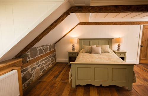 Saint-Roch-des-Aulnaies House | Le Canadien - room (2) with private bathroom Enr. 304001