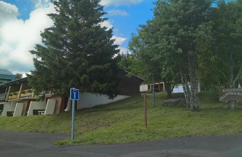 Besse-et-Saint-Anastaise Apartment | Le Champbourguet