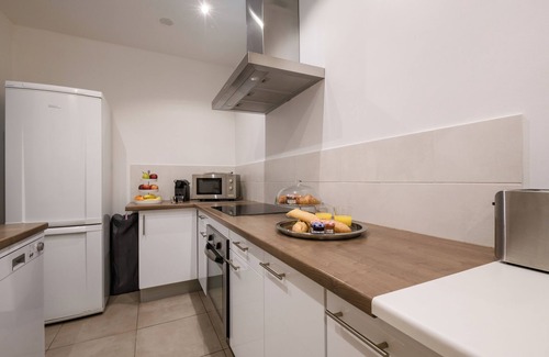 Vernier Apartment | "Le Classy", L'appartement Confortable en Plein Centre Avec A/C