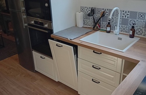 Sainte-Genevieve-des-Bois Apartment | Le Cocon Cosy is a 5-minute walk from the station.