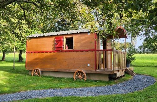 Saint-Jean-d'Elle House | le cocon d'amour " Roulotte avec jaccuzi privé "