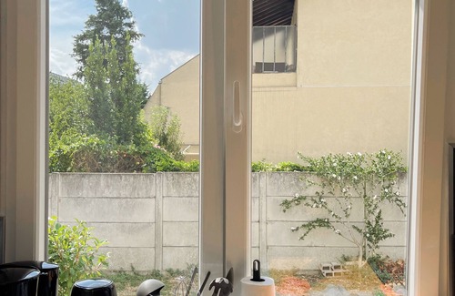 Montreuil Apartment | Le Cocon, magnificent studio, private garden and parking near Paris and Disney