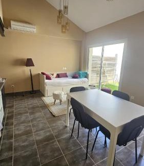 Le Peage-de-Roussillon Apartment | Le duplex du jardin des cils