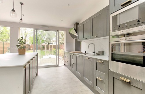 Saint-Quentin-en-Yvelines House | Le Flower : Maison Accueillante et Calme. Vous Serez au Petit