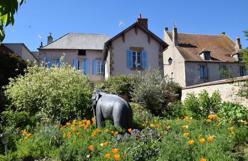 Souvigny House | Le gîte clos Monade