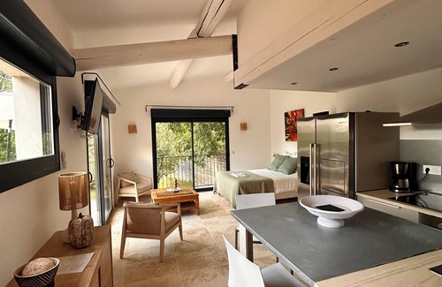 Uzes Apartment | "Le Gîte D'hamih" Uzès a Pied, Piscine, Jardin, Aire de Jeux Pour Enfants