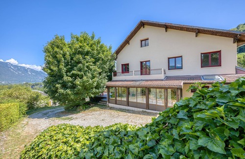 Voglans House | Le Gîte La Pierre Pons - vue montagne