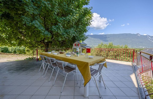 Voglans House | Le Gîte La Pierre Pons - vue montagne