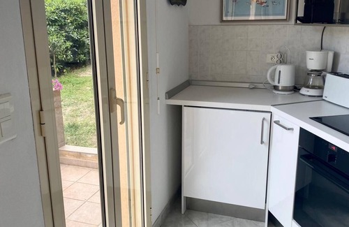 Menton Apartment | Le Garavan: Terrasse Sud, Jardin,piscine Privée,500m des Plages par Chemin Privé