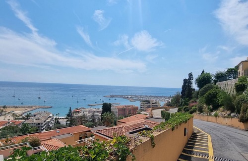 Menton Apartment | Le Garavan: Terrasse Sud, Jardin,piscine Privée,500m des Plages par Chemin Privé