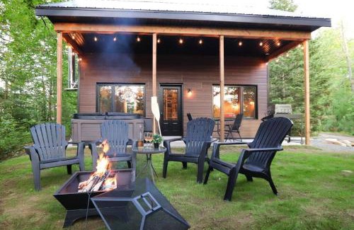 Shannon House | Le Geai Bleu - Waterfront Chalet with Spa