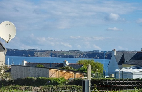Camaret-sur-Mer Apartment | Le Homard, convivial apartment with garden