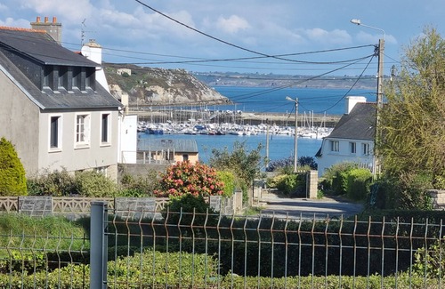 Camaret-sur-Mer Apartment | Le Homard, convivial apartment with garden