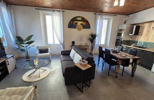 Laragne-Monteglin Apartment | Le Loft - 1-bedroom apartment - Ground floor. Ideally located for shopping and tourism.