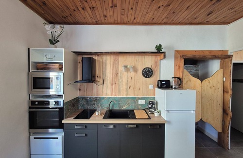 Laragne-Monteglin Apartment | Le Loft - 1-bedroom apartment - Ground floor. Ideally located for shopping and tourism.