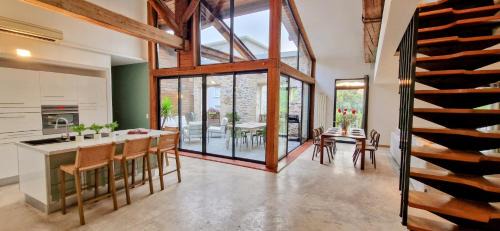 Sete Apartment | LE LOFT DE THAU, Standing, Grand Patio, Déco Bohème, Parking, Climatisation