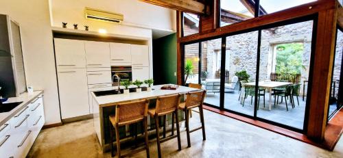 Sete Apartment | LE LOFT DE THAU, Standing, Grand Patio, Déco Bohème, Parking, Climatisation