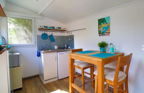 Gemenos Bed & Breakfast | Le Mas de Bertagne studio kitchenette terrasse piscine