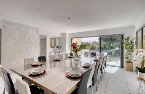 Neoules Villa | Le Mas de L'esteloun - Piscine & Spa - sleeps 20 people