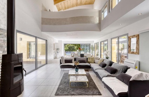 Neoules Villa | Le Mas de L'esteloun - Piscine & Spa - sleeps 20 people