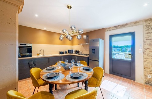 Suze-la-Rousse Apartment | Le Mas des Aracil 1 - Appt climatisé 6p, piscine