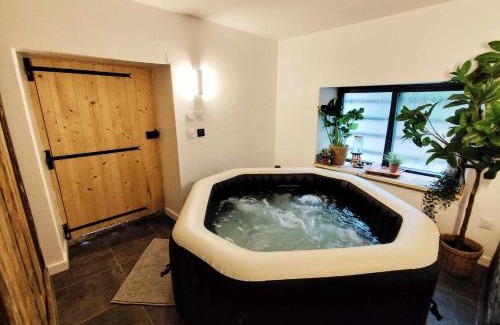 Lathuile Apartment | LE MAZOT-SPA HIVER ET ETE-Piscine-Proche lac-Charme-Détente