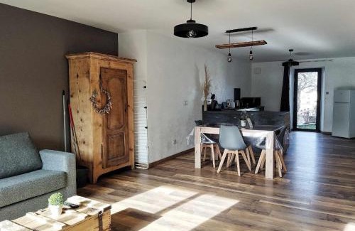 Lathuile Apartment | LE MAZOT-SPA HIVER ET ETE-Piscine-Proche lac-Charme-Détente