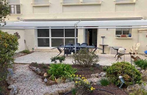 Les Arenes Apartment | Le Papounet Appartement - Maison de 150m2 à 500m de la plage et du centre ville