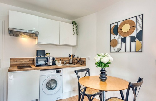 7th Arrondissement Apartment | Le Petit Atelier - Climatisé + extérieur - Jean Macé