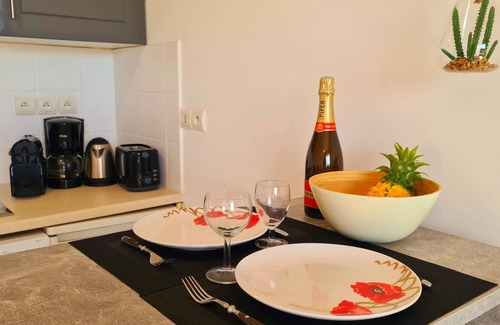 Sainte-Clotilde Apartment | Le petit coin charmant, studio, 2 people, swimming pool,