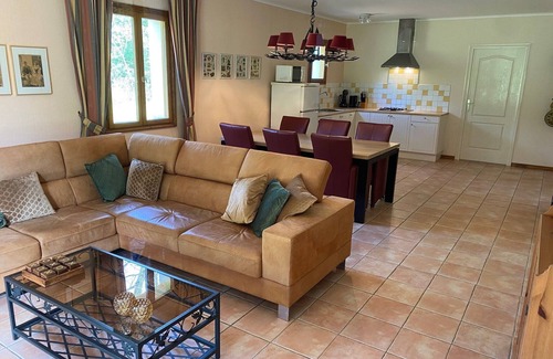 Concores House | LE Petit DUC Half Vrijstaande Ruime Bungalow met Privé Terras en Zwembad