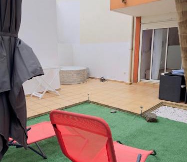 Saint-Denis Apartment | Le Petit Oasis